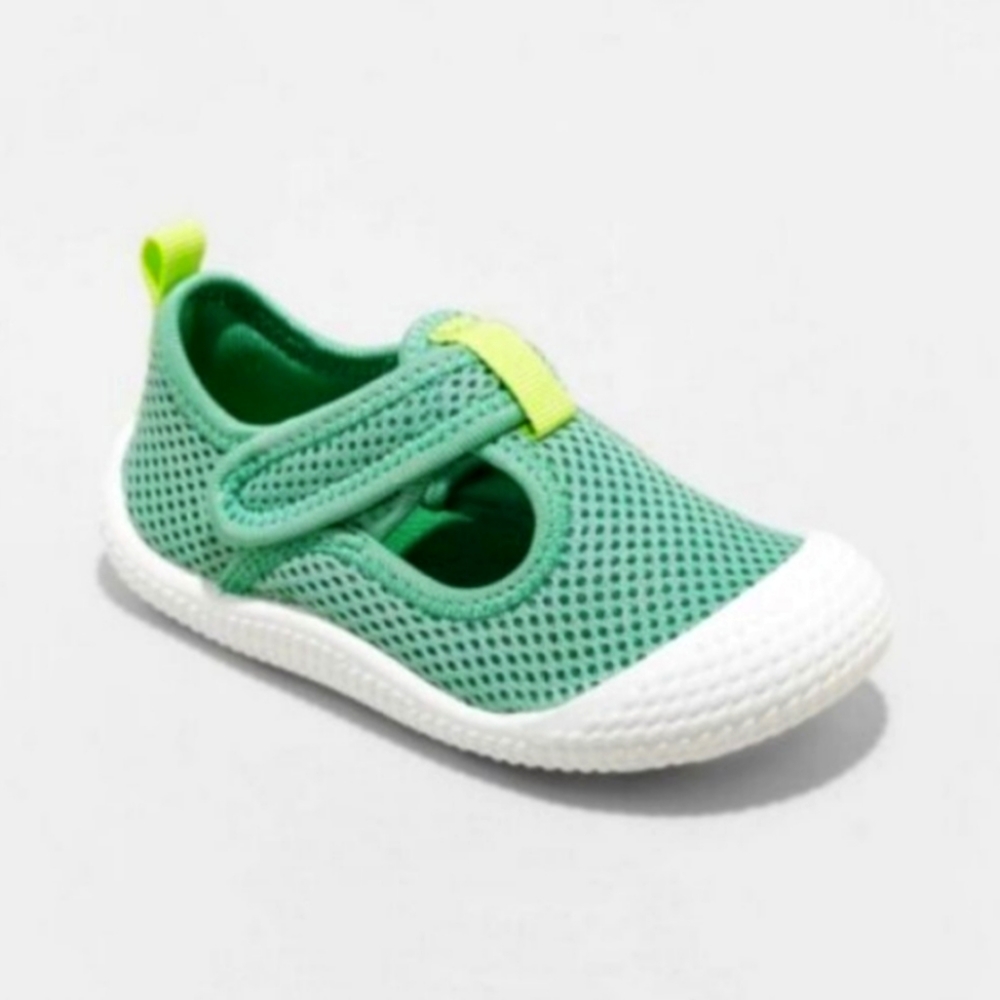 NWT water shoes
